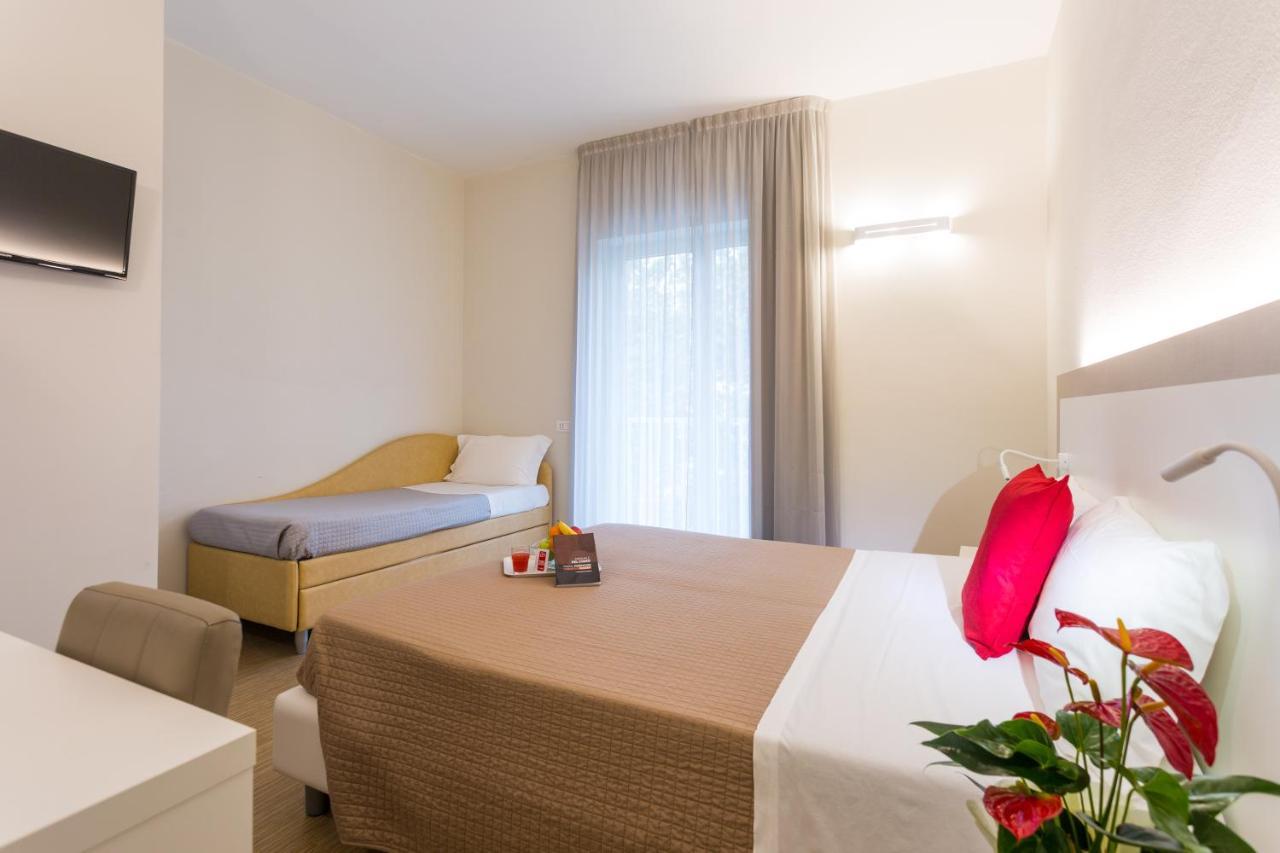 Hotel Amicizia Rimini Buitenkant foto